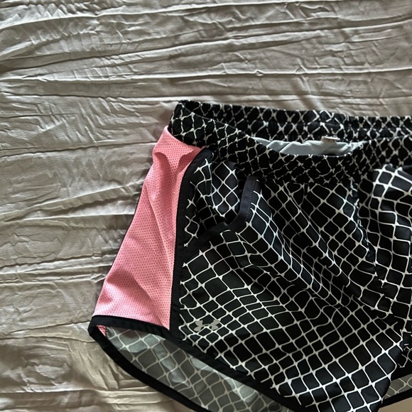 🔥3 for $25🔥 EUC- BLACK AND WHITE WITH PINK MESH SIDES UNDER ARMOUR SHORTS SZ S - Picture 4 of 4